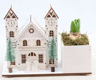 Église en bois miniature avec jacinthe